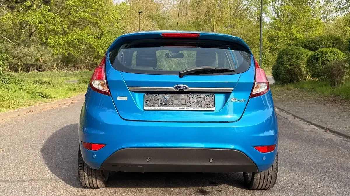 Gebraucht Ford Fiesta Titanium 125 PS (91 kW) 2014 Blau Kleinwagen