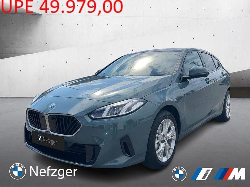 Gruen Neu 2025 BMW 118 Kleinwagen | 35.396 € (Superpreis) - Bild 1/4
