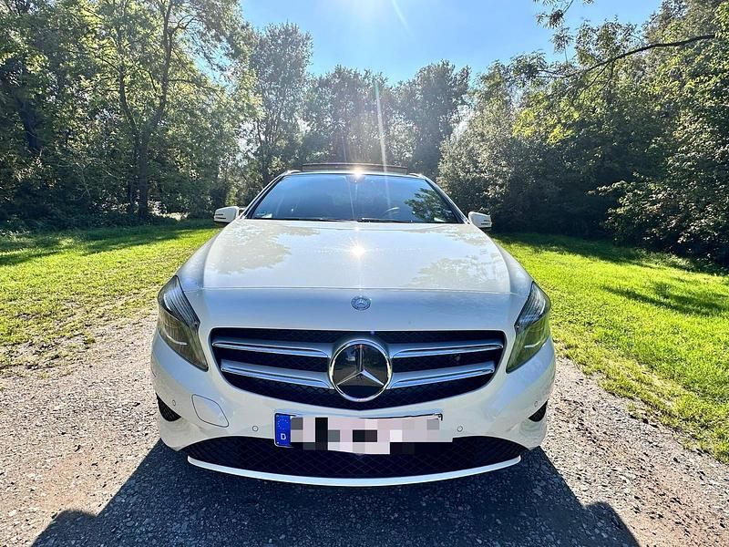 Gebraucht Mercedes A180 Urban 122 PS (89 kW) 2013 Weiß Kleinwagen