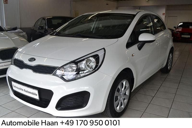 Weiß Gebraucht 2015 Kia Rio Edition 7 Limousine | 4.900 € (Fairer Preis) - Bild 1/4