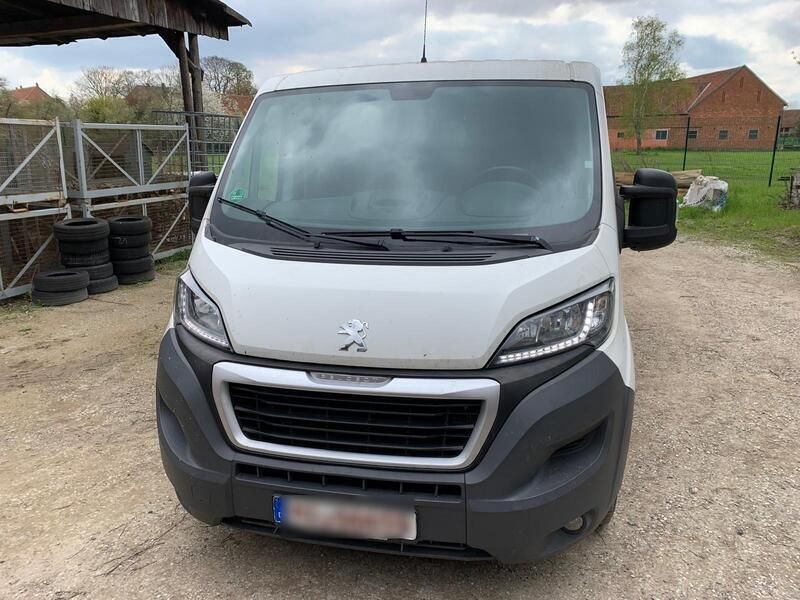 Weiß Gebraucht 2017 Peugeot Boxer Van | 8.350 € - Bild 1/4