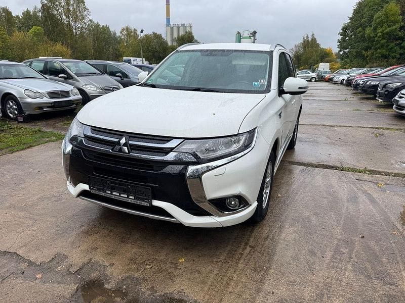 Weiß Gebraucht 2018 Mitsubishi Outlander P-HEV Basis SUV | 14.999 € (Fairer Preis) - Bild 1/4