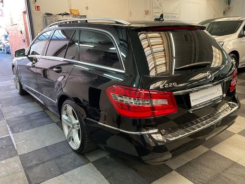 Gebraucht Mercedes E220 170 PS (125 kW) 2011 Schwarz Limousine