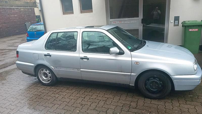 Gebraucht VW Vento 90 PS (66 kW) 1996 Andere farben Limousine