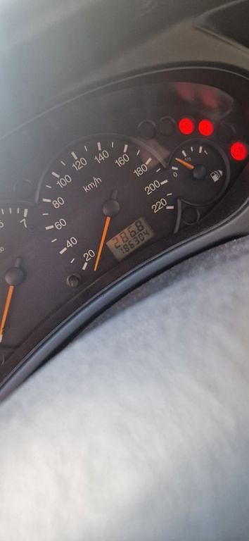 Second-hand Ford Focus 75 CP (55 kW) 2000 Argintiu Berlinǎ