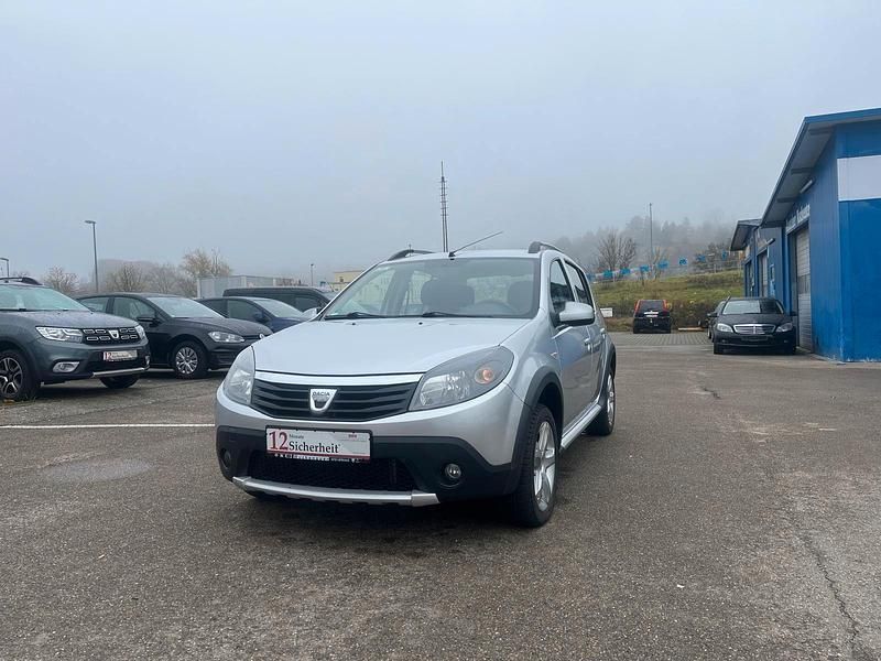 Grau Gebraucht 2011 Dacia Sandero Stepway Kleinwagen | 3.900 € (Etwas zu teuer) - Bild 1/4