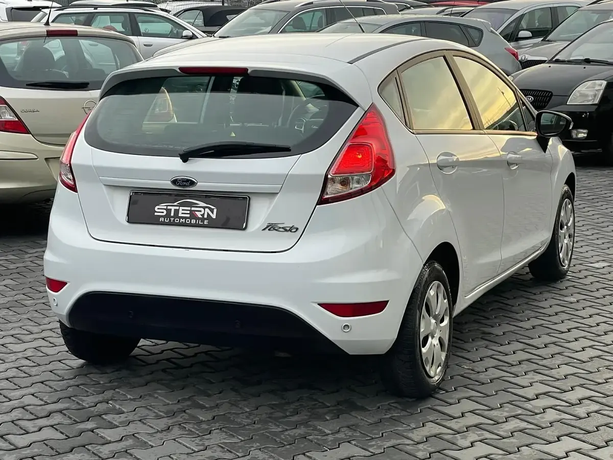 Gebraucht Ford Fiesta 80 PS (58 kW) 2015 Weiß Kleinwagen