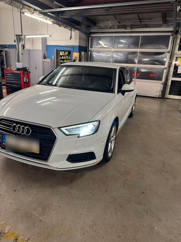Weiß Gebraucht 2016 Audi A3 Ambiente Limousine | 12.000 € (Fairer Preis) - Bild 1/4
