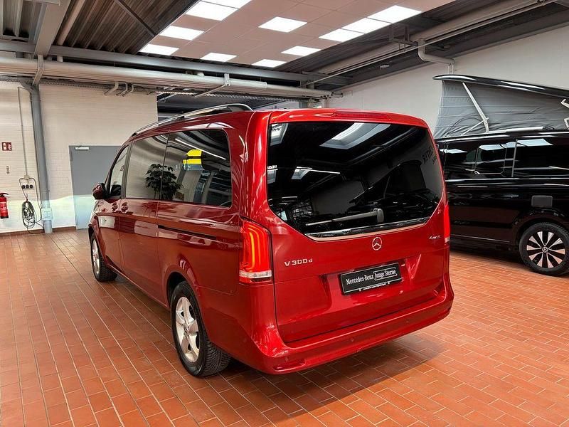 Gebraucht Mercedes V300 237 PS (174 kW) 2022 Rot Van / Kleinbus