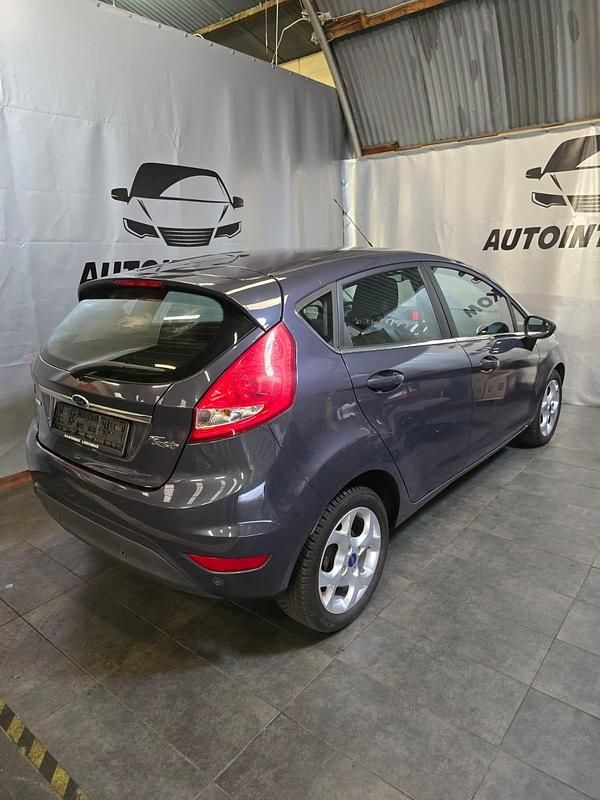 Gebraucht Ford Fiesta 71 PS (52 kW) 2011 Grau Kleinwagen