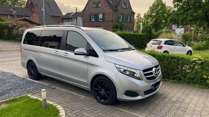 Grau Gebraucht 2019 Mercedes V220 Edition Van / Kleinbus | 37.500 € (Guter Preis) - Bild 1/4