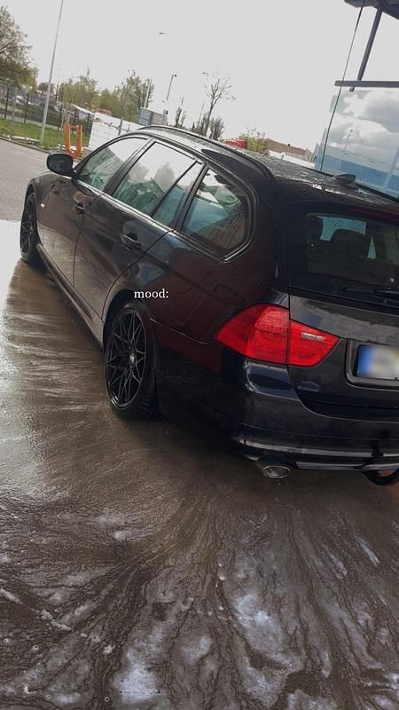 Gebraucht BMW 320 184 PS (135 kW) 2010 Schwarz Kombi