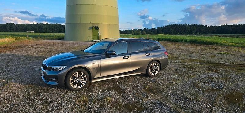 Andere außenfarben Gebraucht 2021 BMW 320e Sport Line Kombi | 22.500 € (Superpreis) - Bild 1/3