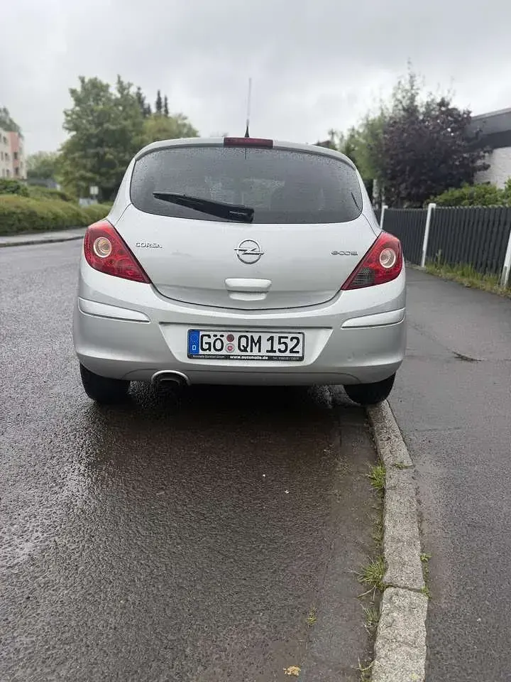Używany Opel Corsa Innovation 69 KM (50 kW) 2011 Srebrny Hatchback