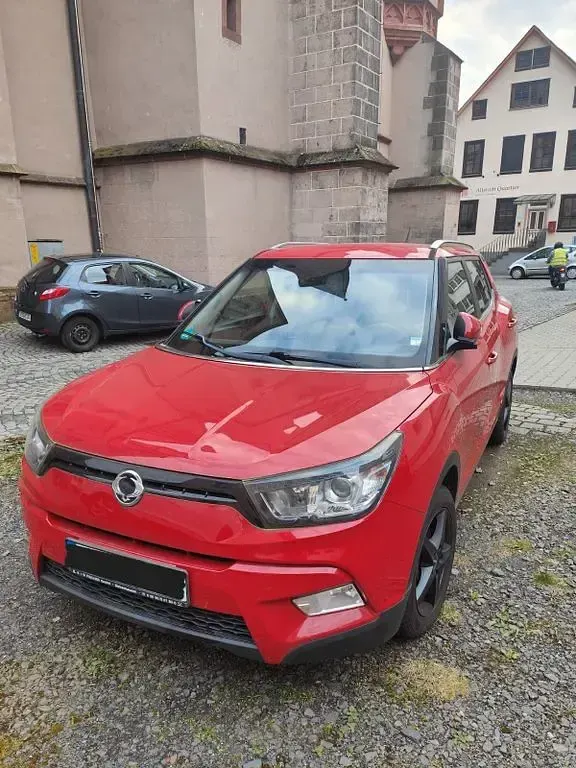 Gebraucht SsangYong Tivoli 128 PS (94 kW) 2015 Rot SUV