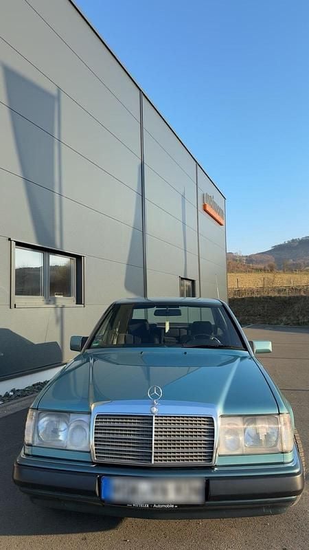 Gebraucht Mercedes E260 170 PS (125 kW) 1992 Blau Limousine