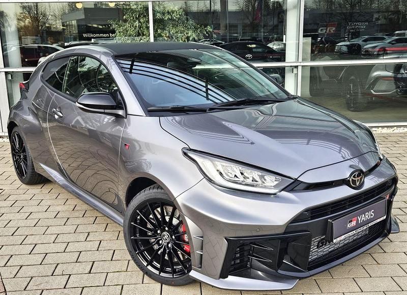 Palladium silber Gebraucht 2024 Toyota Yaris Kleinwagen | 46.800 € (Guter Preis) - Bild 1/4