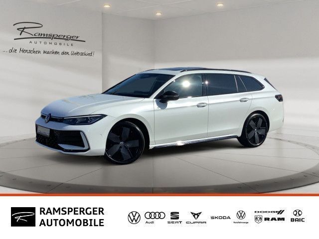 Weiß (oryxweiß perlmutteffekt) Gebraucht 2024 VW Passat R-line Kombi | 43.490 € - Bild 1/4
