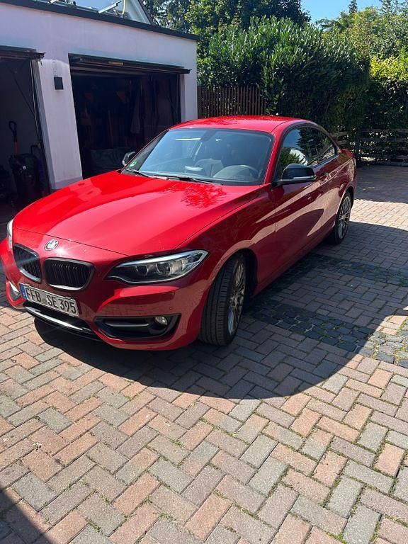 Rot Gebraucht 2015 BMW 220 Sport Line Coupé | 13.250 € (Fairer Preis) - Bild 1/4