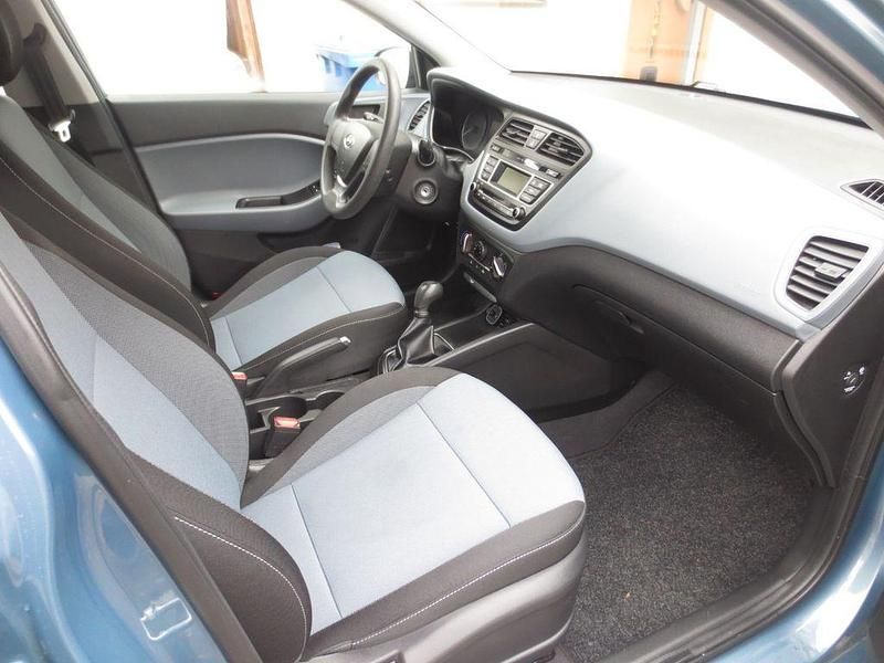 Gebraucht Hyundai i20 84 PS (61 kW) 2017 Blau Limousine