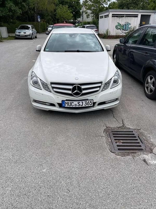 Beige Gebraucht 2009 Mercedes E220 Avantgarde Kombi | 13.500 € - Bild 1/4