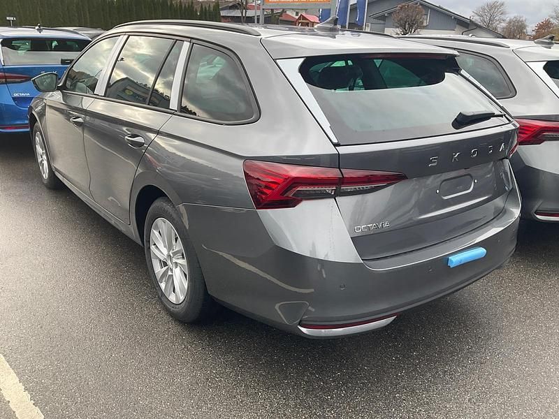 Neu Skoda Octavia Selection 150 PS (110 kW) 2025 Stahl grau Kombi