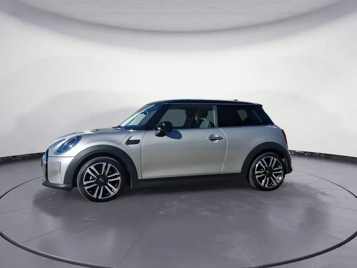 Używany Mini Cooper Classic 136 KM (100 kW) 2023 Srebrny Hatchback
