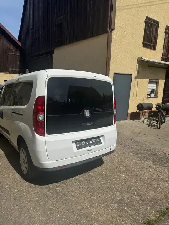 Gebraucht Fiat Doblò 105 PS (77 kW) 2010 Weiß Van / Kleinbus