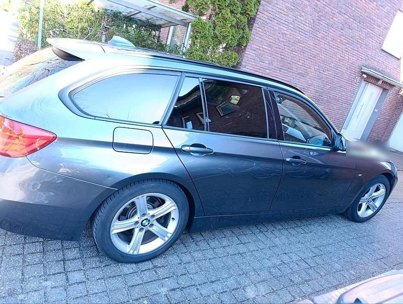 Gebraucht BMW 318 145 PS (106 kW) 2014 Silber Kombi