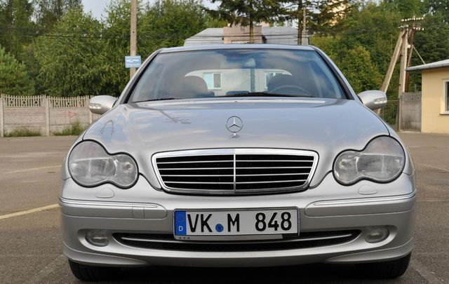 Silber metallic Gebraucht 2001 Mercedes 200 Avantgarde Limousine | 2.650 € - Bild 1/4