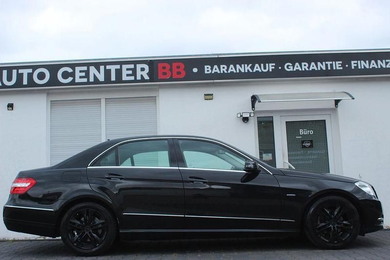 Gebraucht Mercedes E220 Avantgarde 170 PS (125 kW) 2011 Schwarz Limousine