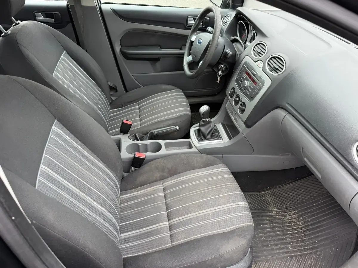 Gebraucht Ford Focus 101 PS (74 kW) 2011 Schwarz Kombi