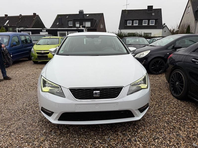 Weiß Gebraucht 2013 Seat Leon Style Kleinwagen | 5.999 € (Superpreis) - Bild 1/4