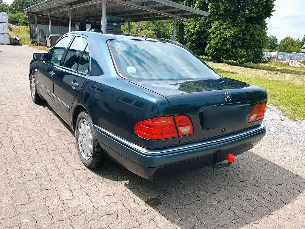 Używany Mercedes E430 279 KM (205 kW) 1997 Niebieski Sedan/Limuzyna
