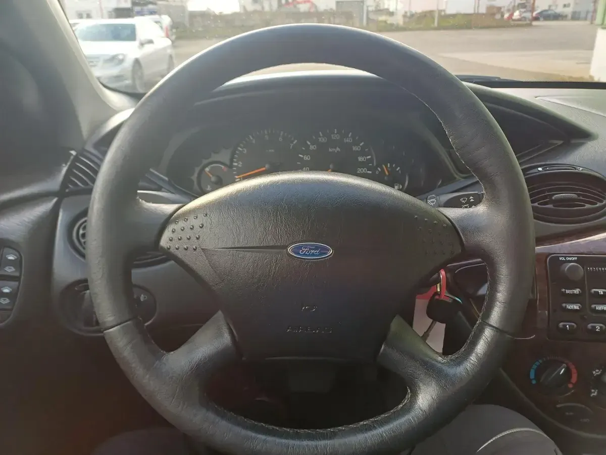 Gebraucht Ford Focus 101 PS (74 kW) 1999 Silber Limousine
