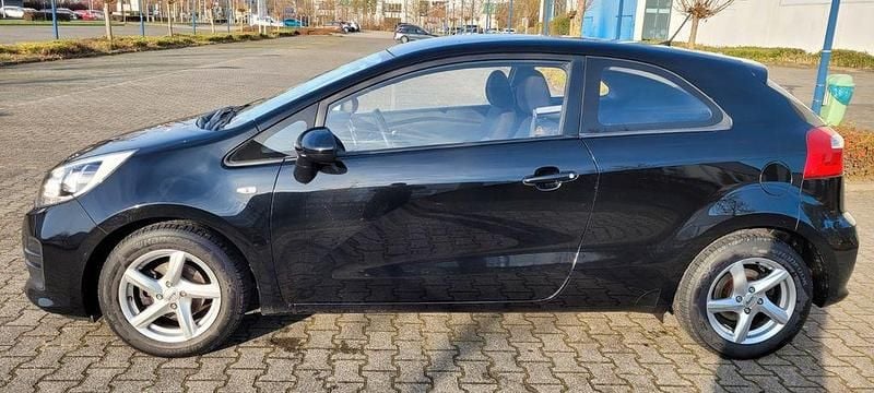 Gebraucht Kia Rio 84 PS (61 kW) 2016 Schwarz Kleinwagen
