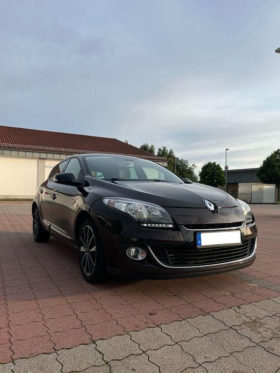Braun Gebraucht 2013 Renault Mégane III Bose Edition Limousine | 4.900 € (Fairer Preis) - Bild 1/4