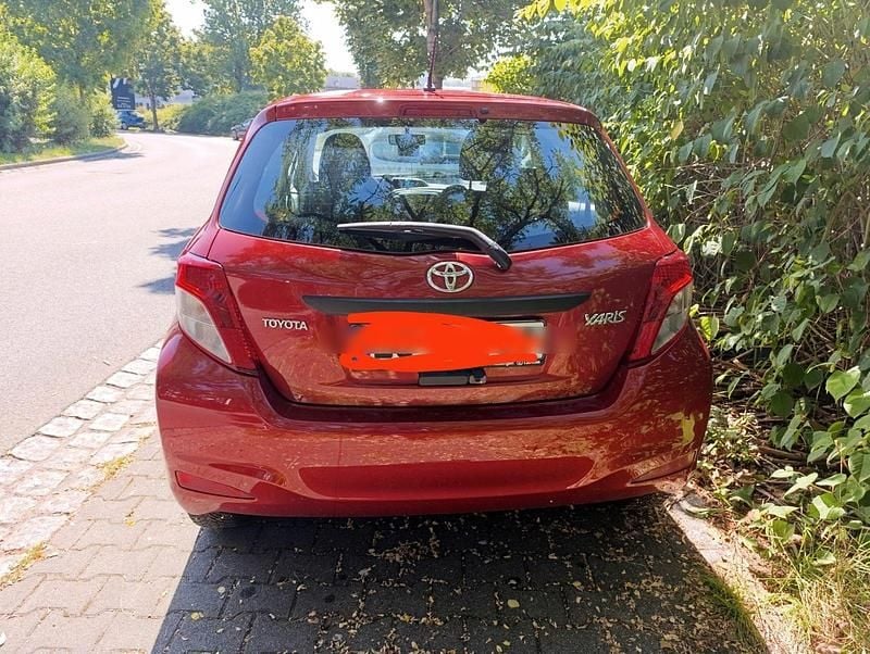 Rot Gebraucht 2013 Toyota Yaris Edition Kleinwagen | 5.950 € (Guter Preis) - Bild 1/4