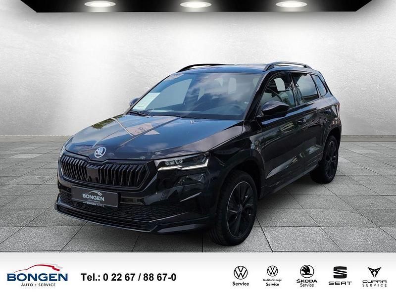 Schwarz Neu 2025 Skoda Karoq SportLine SUV | 37.990 € (Etwas zu teuer) - Bild 1/4