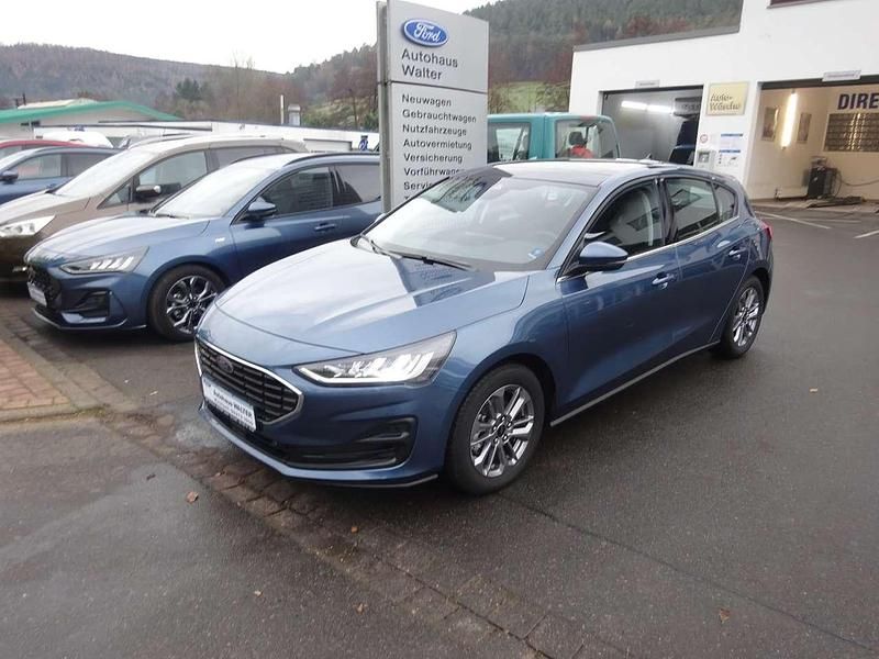 Chromablau metallic Gebraucht 2025 Ford Focus Titanium Limousine | 24.900 € (Superpreis) - Bild 1/4