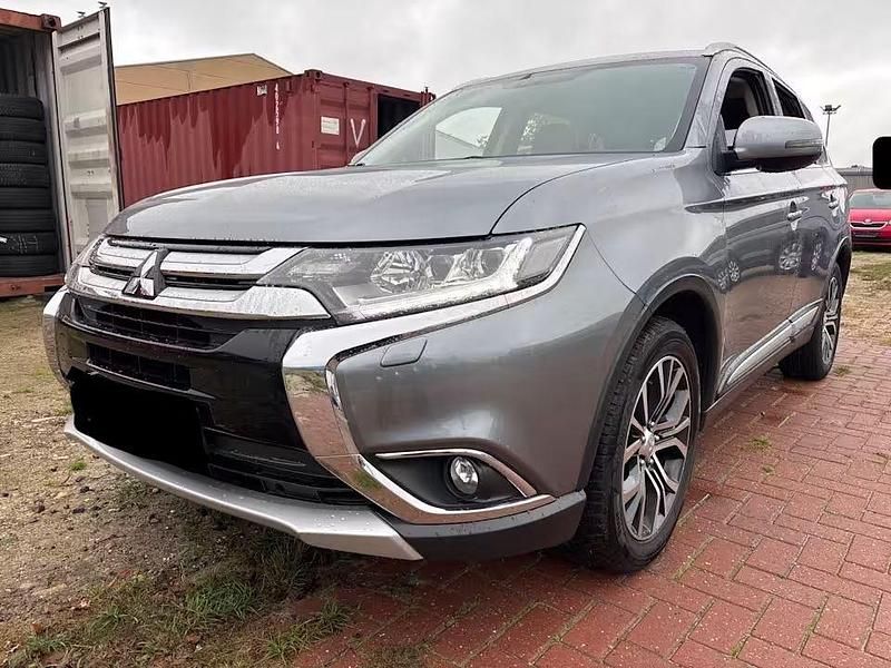 Grau Gebraucht 2016 Mitsubishi Outlander Top SUV | 16.900 € (Fairer Preis) - Bild 1/1