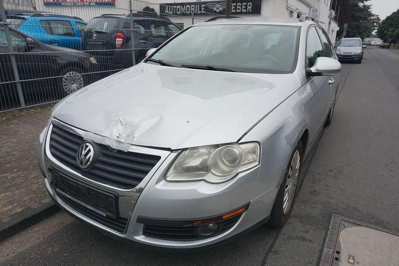 Silber Gebraucht 2010 VW Passat Trendline Kombi | 1.399 € (Superpreis) - Bild 1/4