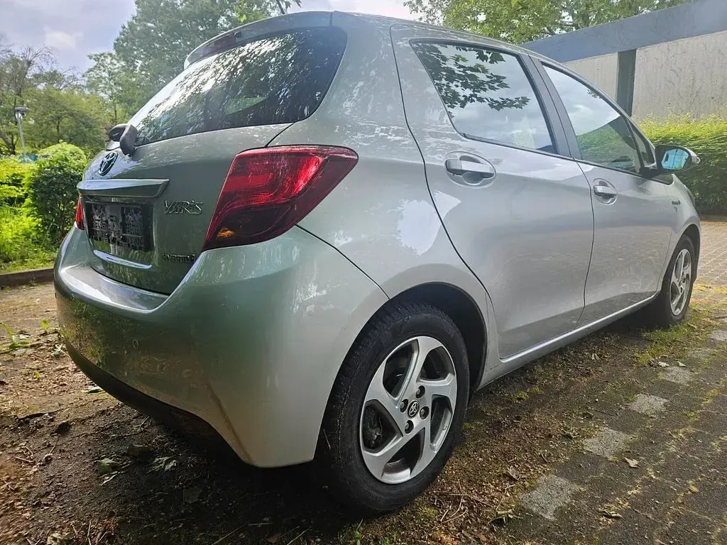 Gebraucht Toyota Yaris Hybrid 73 PS (53 kW) 2016 Grau Limousine