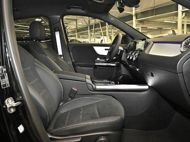 Schwarz / kosmosschwarz Gebraucht 2025 Mercedes GLA180 Advanced SUV | 44.490 € (Teuer) - Bild 1/4