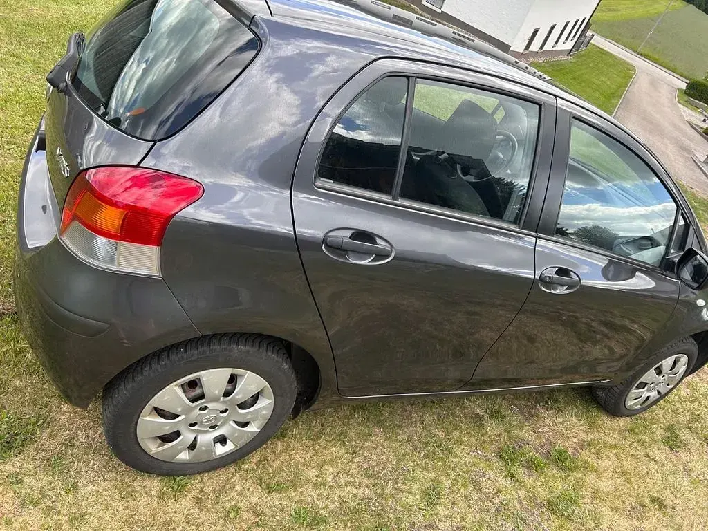 Gebraucht Toyota Yaris 69 PS (50 kW) 2009 Grau Kleinwagen