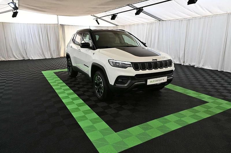 Gebraucht Jeep Compass Trailhawk 241 PS (177 kW) 2024 Weiß SUV