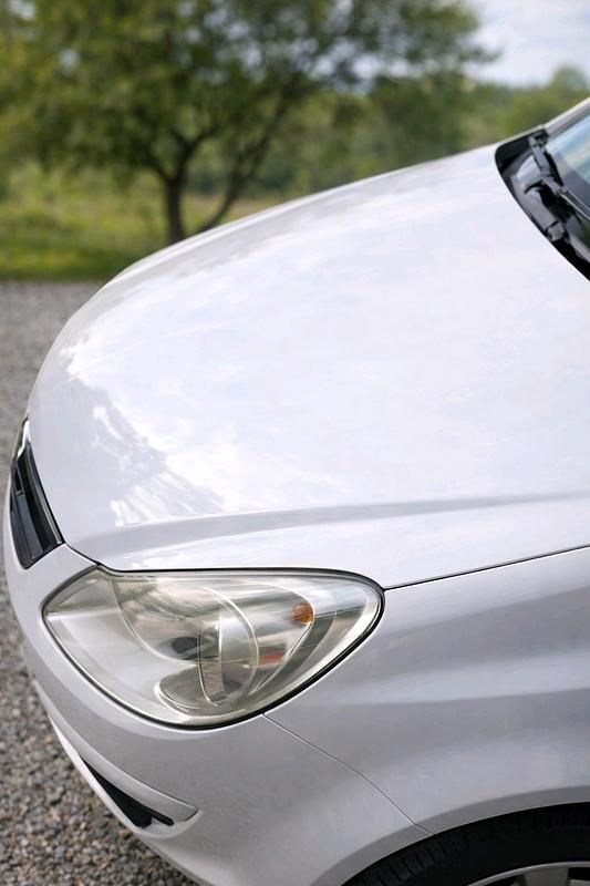 Używany Opel Corsa 80 KM (58 kW) 2010 Biały Hatchback