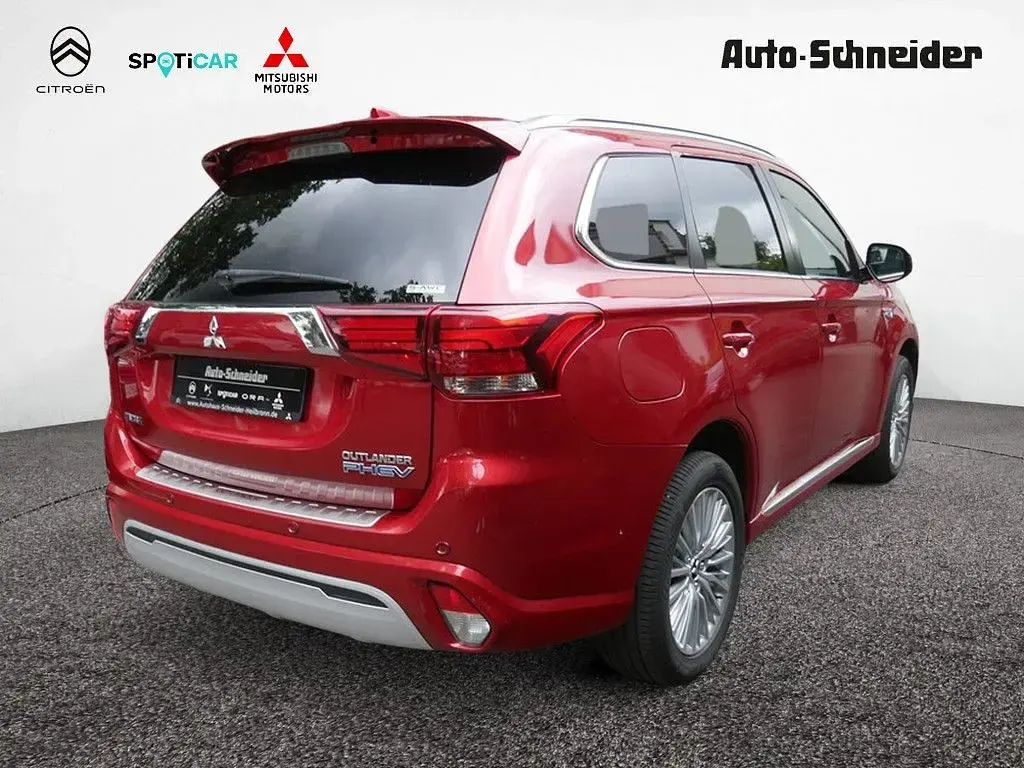 Gebraucht Mitsubishi Outlander P-HEV Intro Edition 224 PS (164 kW) 2019 Rot (metallic) SUV