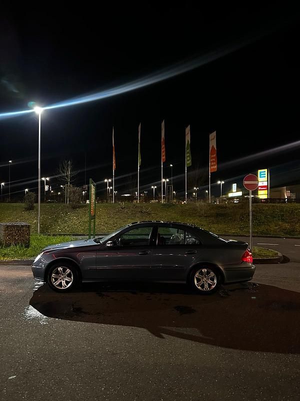 Gebraucht Mercedes E200 163 PS (119 kW) 2003 Blau Limousine