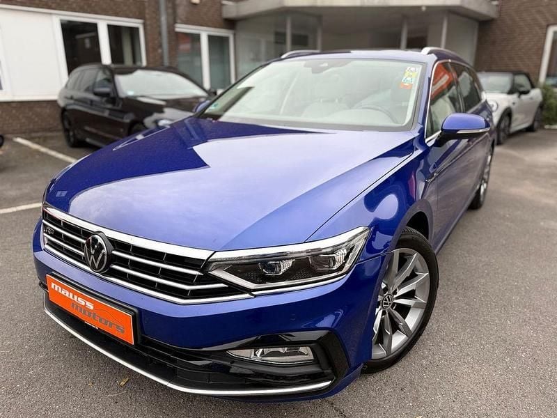 Blau Gebraucht 2023 VW Passat Elegance Kombi | 17.880 € (Teuer) - Bild 1/4